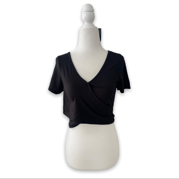 Black criss cross crop top very soft - Picture 2 of 3